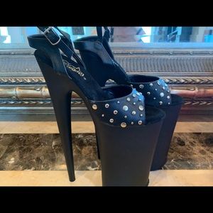 New Extreme Pleaser Heels Size 6